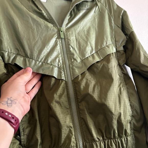 Nike Women’s Olive Green Windbreaker Rain Coat Zip Up Jacket Size Small - Picture 8 of 15